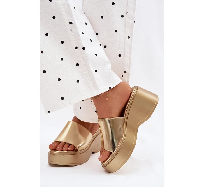 Dámské sandály na platformě zlaté Virelia Dámské sandály na platformě zlaté Virelia