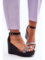 Módní kožené sandály na klínu černé Arwen Módní kožené sandály na klínu černé Arwen