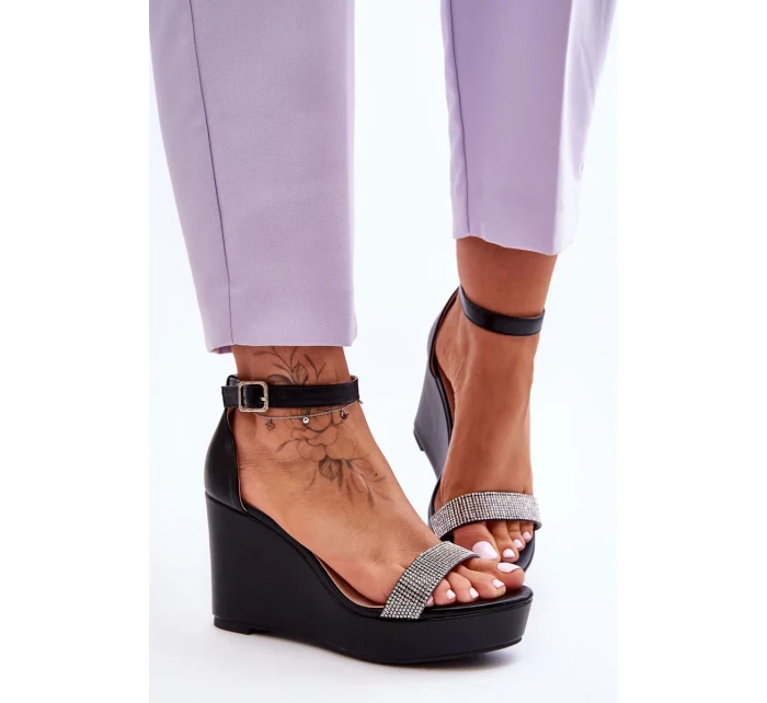 Módní kožené sandály na klínu černé Arwen Módní kožené sandály na klínu černé Arwen