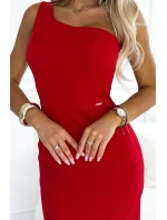 317-4 Dlhé šaty na jedno rameno s pruhmi - ČERVENÉ