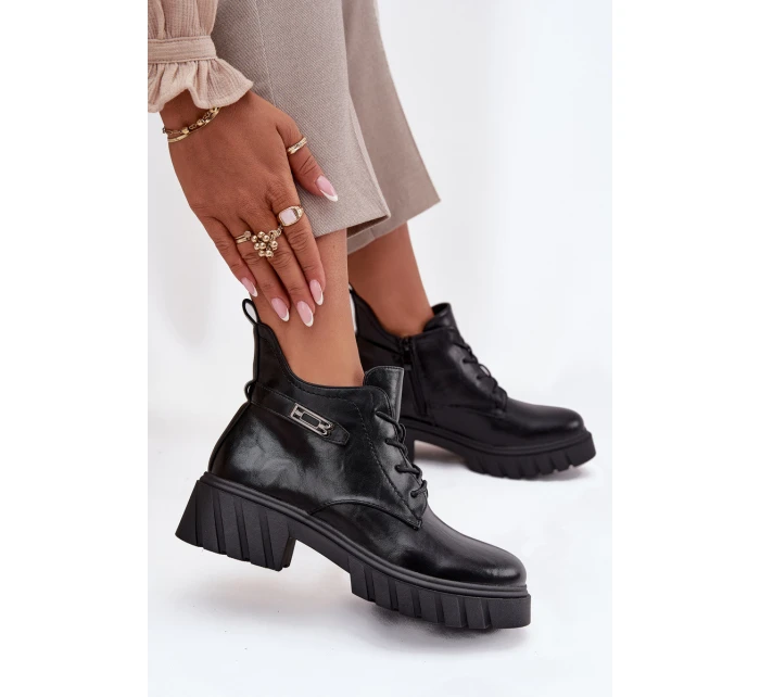 Nízké zateplené dámské kotníkové boty na klínku s ozdobným páskem Černé model 21708426 - Boto Nízké zateplené dámské kotníkové boty na klínku s ozdobným páskem Černé model 21708426 - Boto