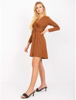 Šaty DHJ SK model 17002688 světle hnědá - FPrice Šaty DHJ SK model 17002688 světle hnědá - FPrice