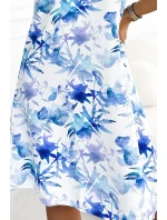 VICTORIA Bílé dámské trapézové šaty se světle modrým vzorem model 20185765 - numoco VICTORIA Bílé dámské trapézové šaty se světle modrým vzorem model 20185765 - numoco