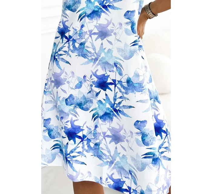 VICTORIA Bílé dámské trapézové šaty se světle modrým vzorem model 20185765 - numoco VICTORIA Bílé dámské trapézové šaty se světle modrým vzorem model 20185765 - numoco