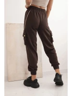 Dámske bavlnené cargo nohavice s vreckami a retiazkou hnedej farby