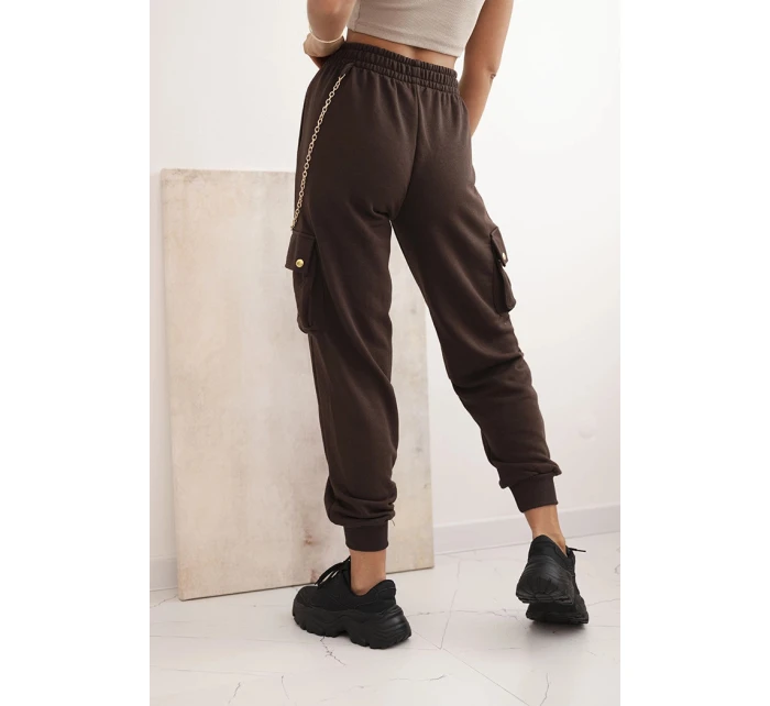 Dámske bavlnené cargo nohavice s vreckami a retiazkou hnedej farby