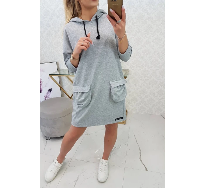 Šedé šaty s kapucí Šedé šaty s kapucí