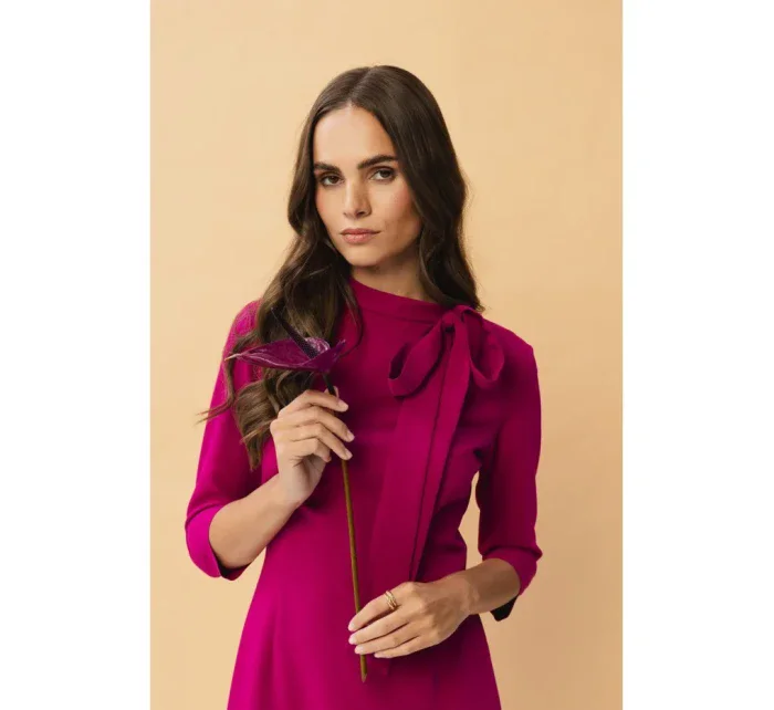 model 18882464 Šaty s vázaným výstřihem švestka - STYLOVE model 18882464 Šaty s vázaným výstřihem švestka - STYLOVE