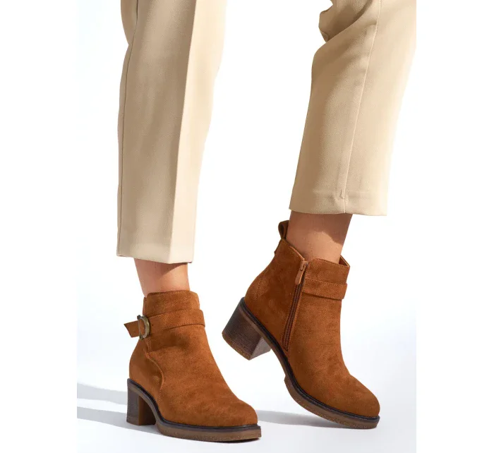 Moderní hnědé kotníčkové boty dámské na širokém podpatku Moderní hnědé kotníčkové boty dámské na širokém podpatku