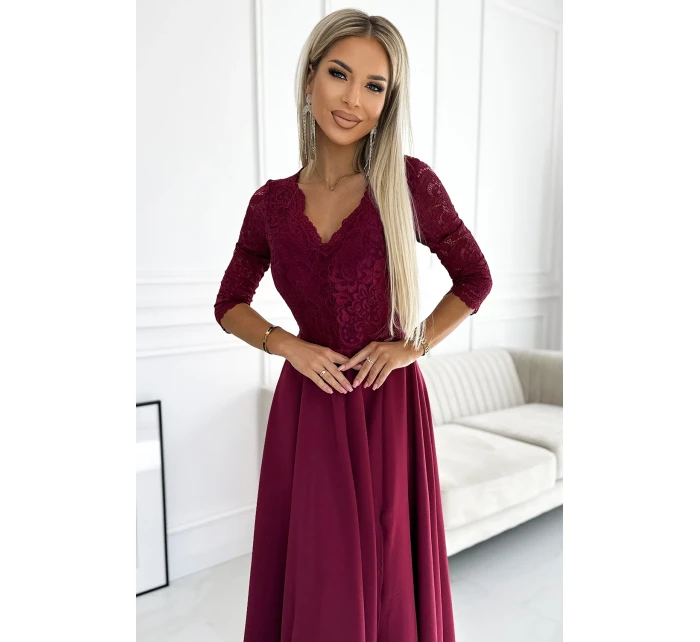 AMBER Elegantní dlouhé dámské maxi šaty ve vínové bordó barvě s krajkovým výstřihem model 19047931 - numoco