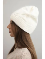 Dámská zimní čepice z vlny s vzorem ecru model 21783071 - K-Fashion Dámská zimní čepice z vlny s vzorem ecru model 21783071 - K-Fashion