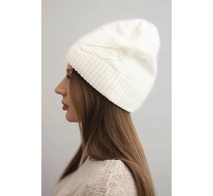 Dámská zimní čepice z vlny s vzorem ecru model 21783071 - K-Fashion Dámská zimní čepice z vlny s vzorem ecru model 21783071 - K-Fashion