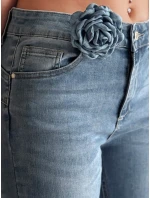 Dámské džínové kalhoty s květinou modré Dstreet model 21988231 - FashionStreet Dámské džínové kalhoty s květinou modré Dstreet model 21988231 - FashionStreet