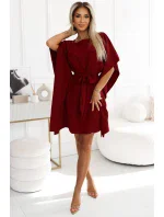 287-34 SOFIA Dámske šaty s motýlikom a viazaním v páse - Bordeaux 287-34 SOFIA Dámske šaty s motýlikom a viazaním v páse - Bordeaux