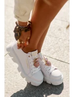 Kožené tenisky s ozdobnou broží  bílé model 21694817 - CheBello