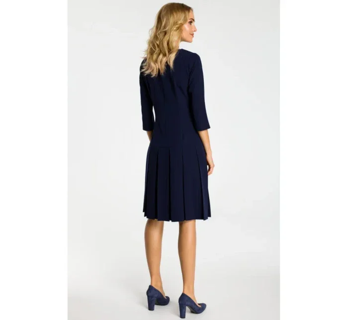Šaty se pasem a záhyby tmavě modré model 18001701 - Moe Šaty se pasem a záhyby tmavě modré model 18001701 - Moe