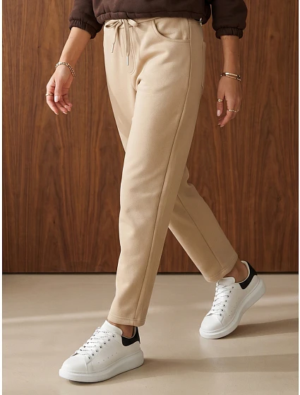 Spodnie damskie bawełniane dresowe beżowe model 22554603 - FashionStreet Spodnie damskie bawełniane dresowe beżowe model 22554603 - FashionStreet