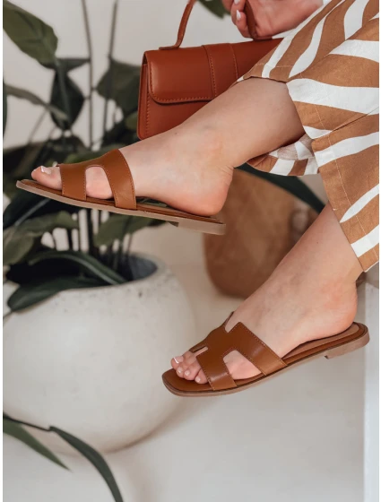 Dámské žabky s výřezy camel Dstreet model 21988331 - FashionStreet