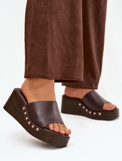 Dámské pantofle na platformě se zlatými sponami hnědé model 21918845 - Boto