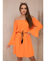Šaty zviazané v páse oranžovou šnúrkou