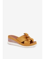 Skórzane Klapki Damskie Na Koturnie Z Ozdobnym Kwiatem Artiker 52C0504 Żółte