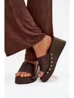 Dámské pantofle na platformě se zlatými sponami hnědé Arionne