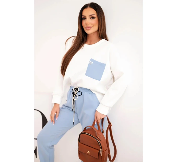 Dámska maslová súprava s kontrastným vreckom modrej farby Dámska maslová súprava s kontrastným vreckom modrej farby