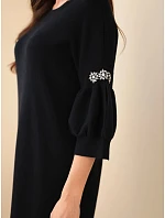 Šaty dámské z model 22401351 s ozdobným krátkým rukávem černá - K-Fashion Šaty dámské z model 22401351 s ozdobným krátkým rukávem černá - K-Fashion