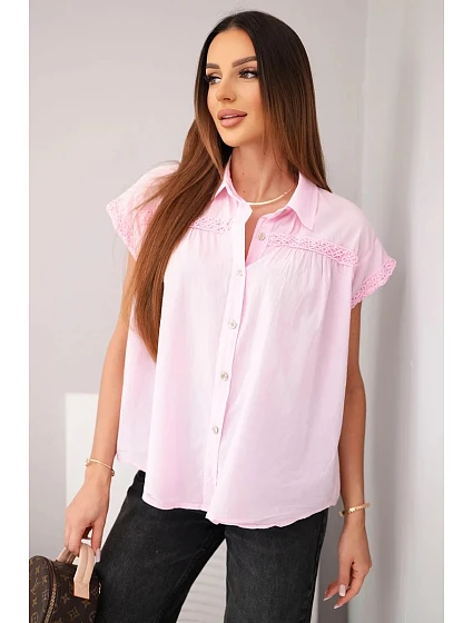 Dámska bavlnená košeľová blúzka s čipkou a krátkymi rukávmi candy pink Dámska bavlnená košeľová blúzka s čipkou a krátkymi rukávmi candy pink