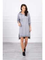 Šaty s kapucňou a dlhším chrbtom šedej