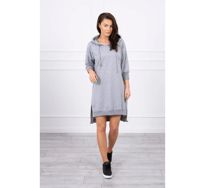 Šaty s kapucňou a dlhším chrbtom šedej