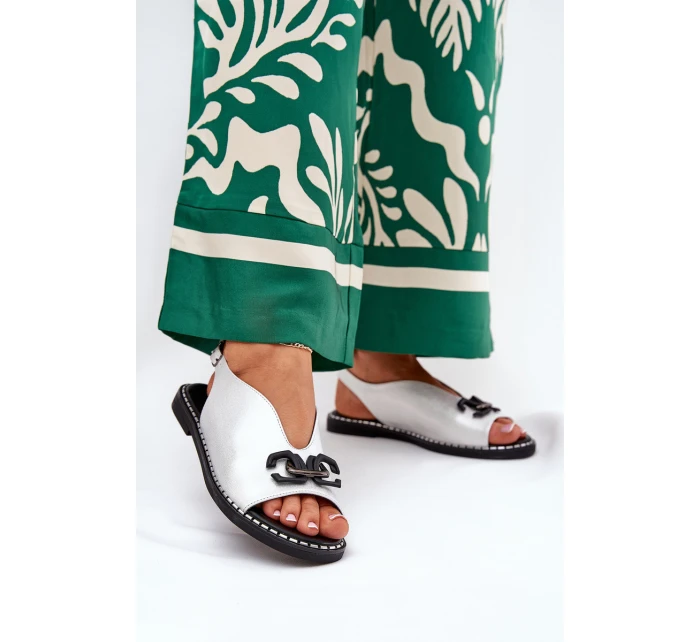 Sandały Na Płaskim Obcasie Z Ozdobą Eko Skóra Srebrne Tillireta Sandały Na Płaskim Obcasie Z Ozdobą Eko Skóra Srebrne Tillireta