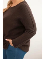 Dámsky plus size sveter s lodičkovým výstrihom hnedý