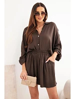 Dámske viskózové tričko s gombíkmi a voľnými šortkami hnedej farby