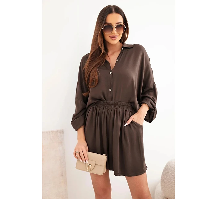 Dámske viskózové tričko s gombíkmi a voľnými šortkami hnedej farby