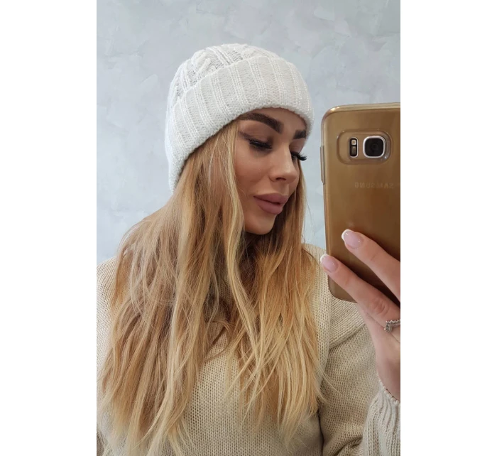 Ariana ecru čepice s lemem model 18751461 - K-Fashion Ariana ecru čepice s lemem model 18751461 - K-Fashion