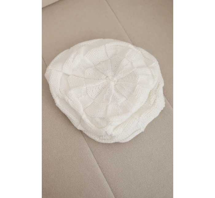 Dámská zimní čepice z vlny s ozdobným pletením a  bílá model 21878093 - K-Fashion