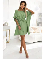 SOFIA Dámské šaty v olivové barvě se zavazováním v pase model 20144370 - numoco SOFIA Dámské šaty v olivové barvě se zavazováním v pase model 20144370 - numoco