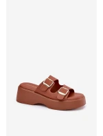 Dámské Pantofle Na Klínku A Platformě S Přezkami Camel model 21697281 - Boto Dámské Pantofle Na Klínku A Platformě S Přezkami Camel model 21697281 - Boto