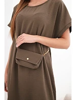 Dámske šaty s krátkym rukávom a retiazkou v hnedej farbe
