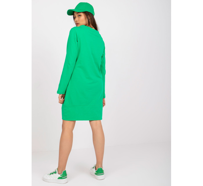 Zelené šaty so svätožiaru vrecká