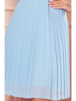 Numoco ISABELLE plisované šaty s výstrihom a dlhými rukávmi - modré