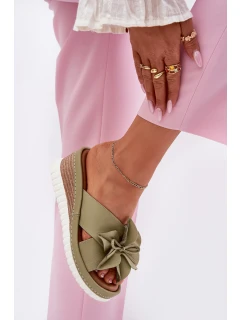 Skórzane Klapki Damskie Na Koturnie Z Ozdobnym Kwiatem Artiker 52C0503 Zielone