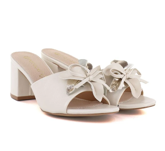 Dámske žabky na kolíku s kvetom béžové Potocki LE20336