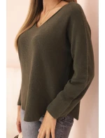 Dámsky viskózový sveter s výstrihom do V tmavej khaki farby Dámsky viskózový sveter s výstrihom do V tmavej khaki farby