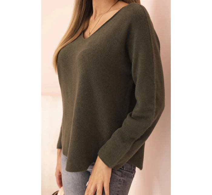Dámsky viskózový sveter s výstrihom do V tmavej khaki farby Dámsky viskózový sveter s výstrihom do V tmavej khaki farby