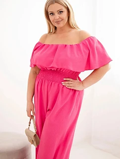 Dámský overal plus size s odhalenými model 22092408 volánem a širokými nohavicemi růžový - K-Fashion