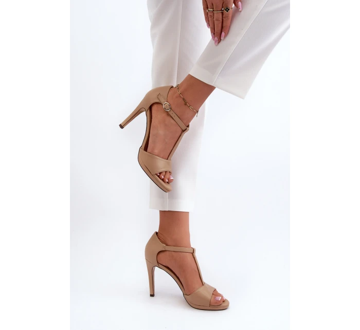 Dámské sandály na podpatku z ekokože béžové model 21658225 - VINCEZA Dámské sandály na podpatku z ekokože béžové model 21658225 - VINCEZA