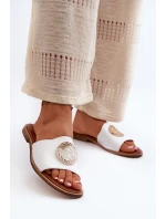 model 21665479 Kožené Žabky Na Ploché Podrážce S Ozdobou Bílé - Zazoo