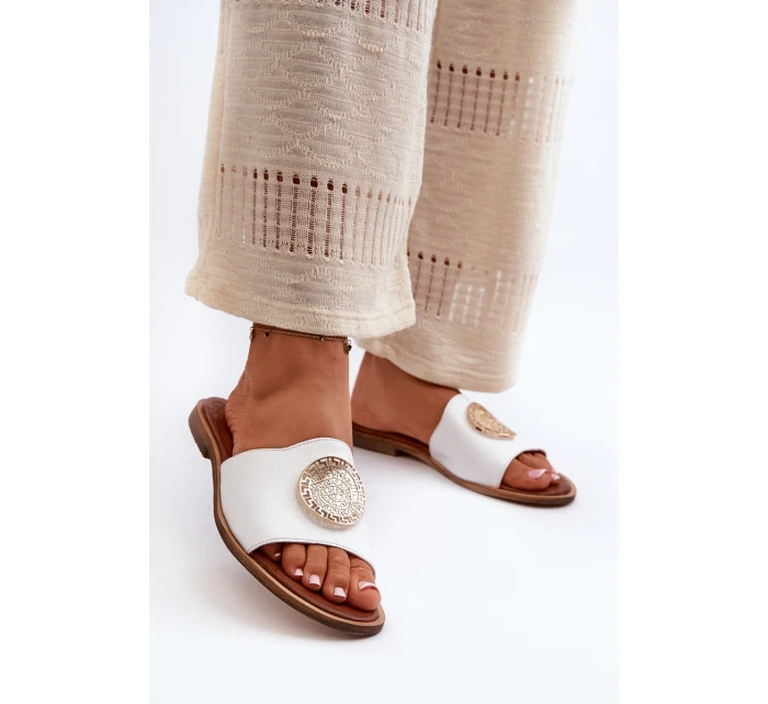 model 21665479 Kožené Žabky Na Ploché Podrážce S Ozdobou Bílé - Zazoo